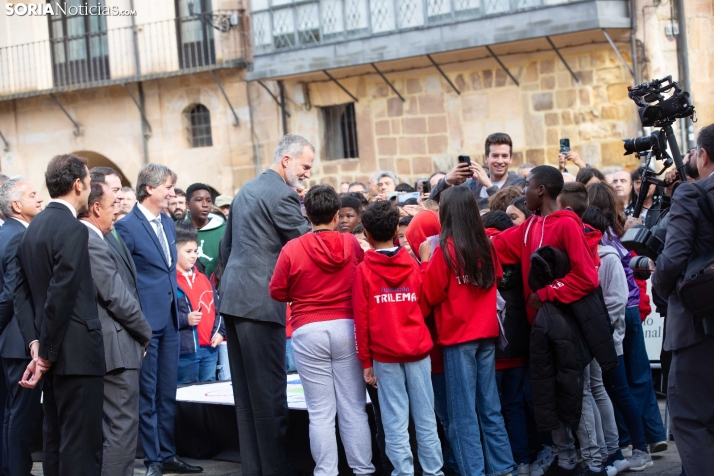 La foto del Rey Felipe VI con los escolares sorianos