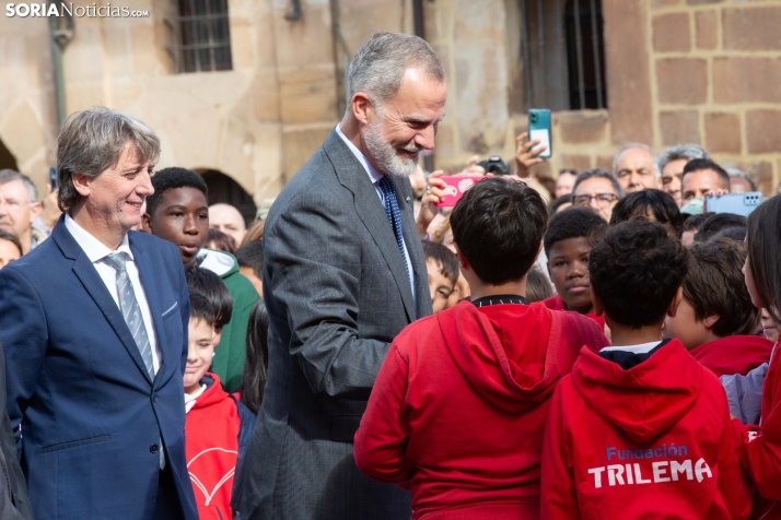 La foto del Rey Felipe VI con los escolares sorianos