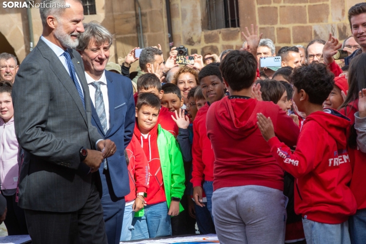 La foto del Rey Felipe VI con los escolares sorianos