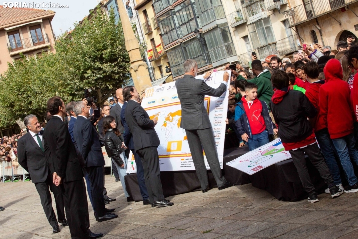 La foto del Rey Felipe VI con los escolares sorianos