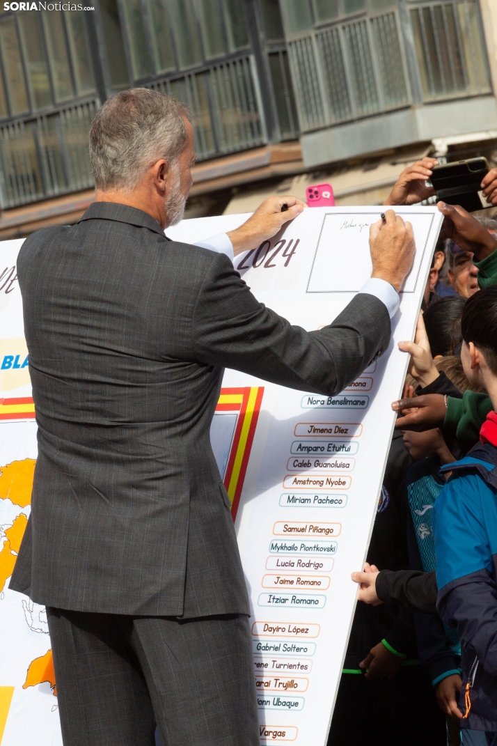 La foto del Rey Felipe VI con los escolares sorianos