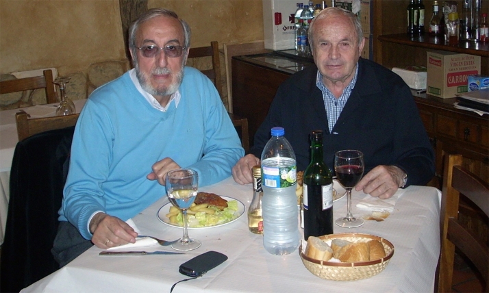 Enrique Ciria (dcha.) compartiendo mesa y mantel con Vicente Uceda hace diez años en Garray. /VUS