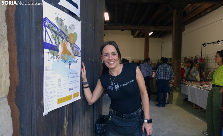 Miriam Martínez Manzano, a las puertas del lavadero de lanas durante la feria esta tarde de sábado. /PC