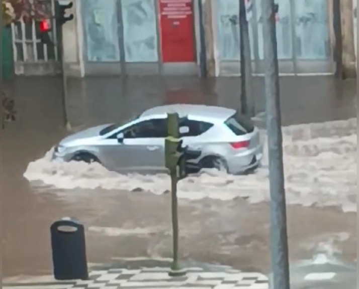 Vídeo: Las espectaculares lluvias de esta tarde inundan las principales calles de Soria