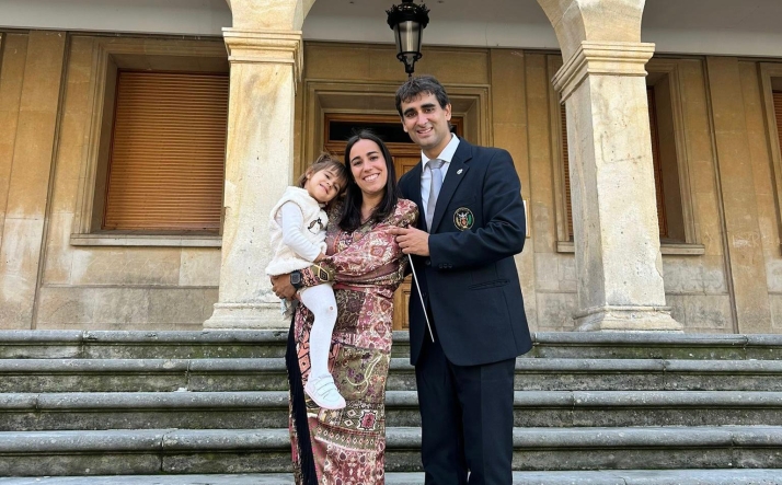 Carlos Garcés y su familia en las escalinatas del Ayuntamiento.