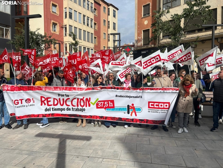 Un centenar de personas se manifiestan en Soria para pedir la reducción de la jornada laboral: No descartamos hacer huelga