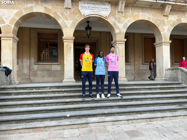 Tomás Zazo, Isabelle Konare y Fabián Flores (de izquierda a derecha) en la presentación de las nuevas equipaciones del Grupo Herce.