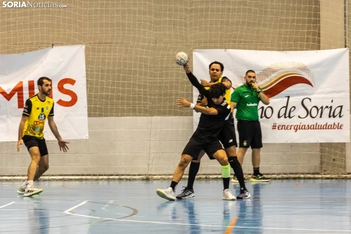 En im&aacute;genes: El BM Soria se estrena por la puerta grande, anotando 52 goles en su primer partido liguer