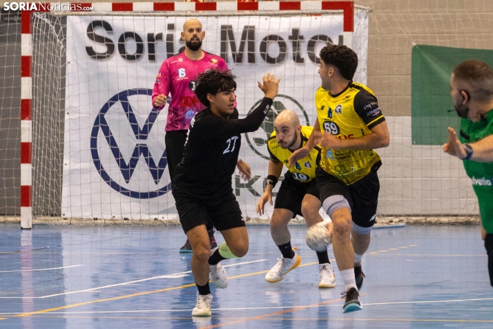 En im&aacute;genes: El BM Soria se estrena por la puerta grande, anotando 52 goles en su primer partido liguer