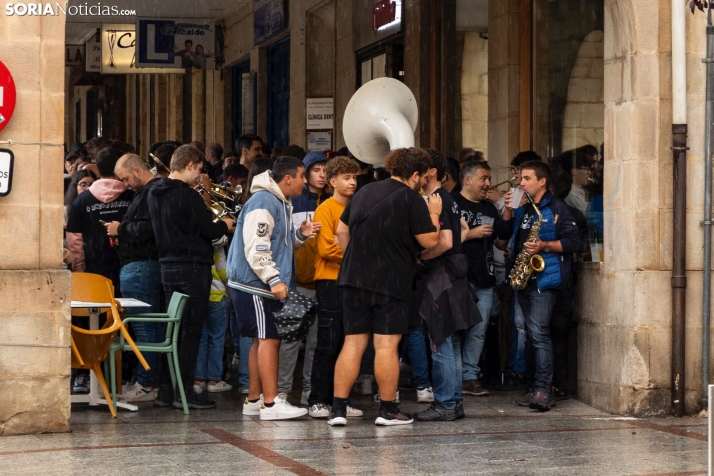 Fotos: Ni la lluvia ni el mal tiempo pueden frenar a la charanga 'La que has liao' en su d&eacute;cimo anivers