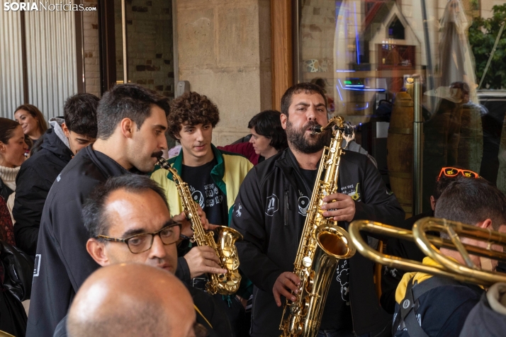 Fotos: Ni la lluvia ni el mal tiempo pueden frenar a la charanga 'La que has liao' en su d&eacute;cimo anivers