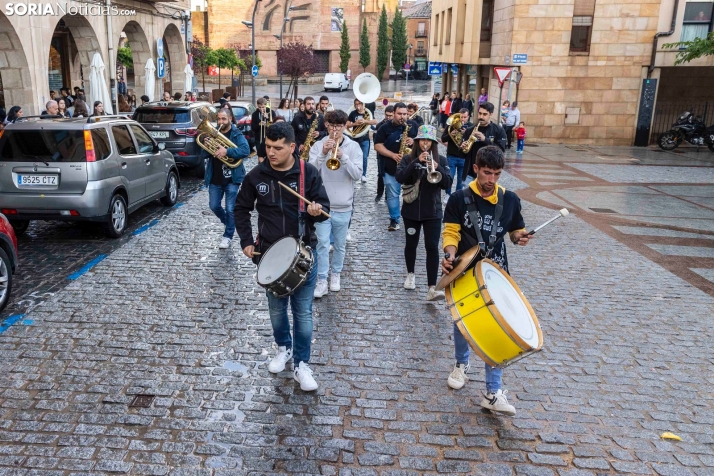 Fotos: Ni la lluvia ni el mal tiempo pueden frenar a la charanga 'La que has liao' en su d&eacute;cimo anivers