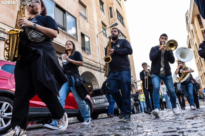 Fotos: Ni la lluvia ni el mal tiempo pueden frenar a la charanga 'La que has liao' en su d&eacute;cimo anivers