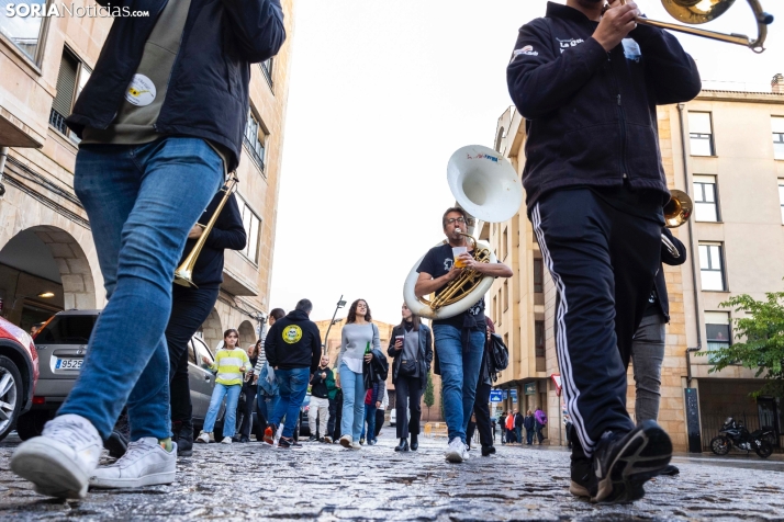 Fotos: Ni la lluvia ni el mal tiempo pueden frenar a la charanga 'La que has liao' en su d&eacute;cimo anivers