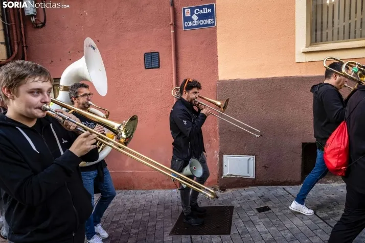 Fotos: Ni la lluvia ni el mal tiempo pueden frenar a la charanga 'La que has liao' en su d&eacute;cimo anivers