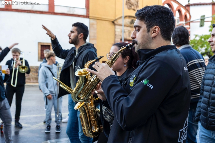 Fotos: Ni la lluvia ni el mal tiempo pueden frenar a la charanga 'La que has liao' en su d&eacute;cimo anivers