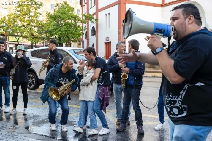 Fotos: Ni la lluvia ni el mal tiempo pueden frenar a la charanga 'La que has liao' en su d&eacute;cimo anivers