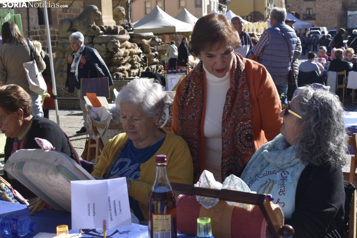 Encuentro de encajeras de bolillos por San Saturio.