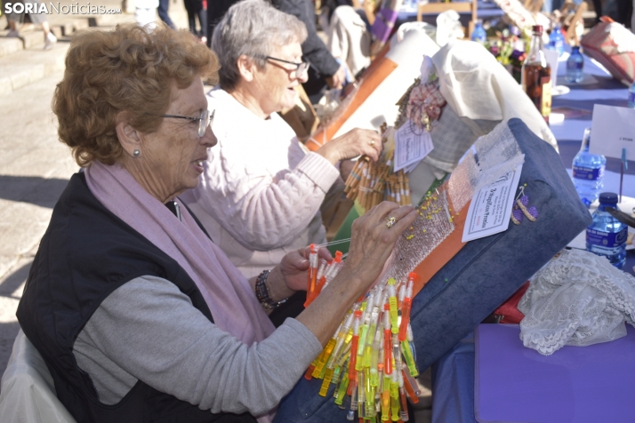 Encuentro de encajeras de bolillos por San Saturio.