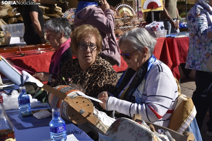 Encuentro de encajeras de bolillos por San Saturio.