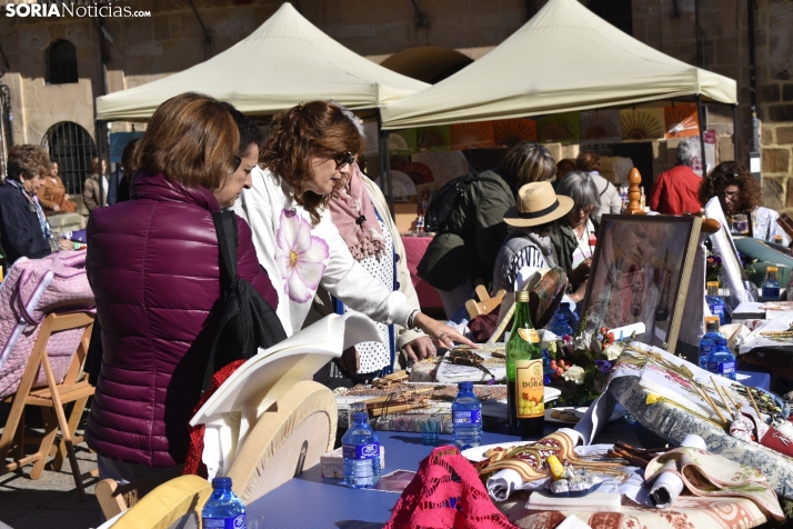 Encuentro de encajeras de bolillos por San Saturio.