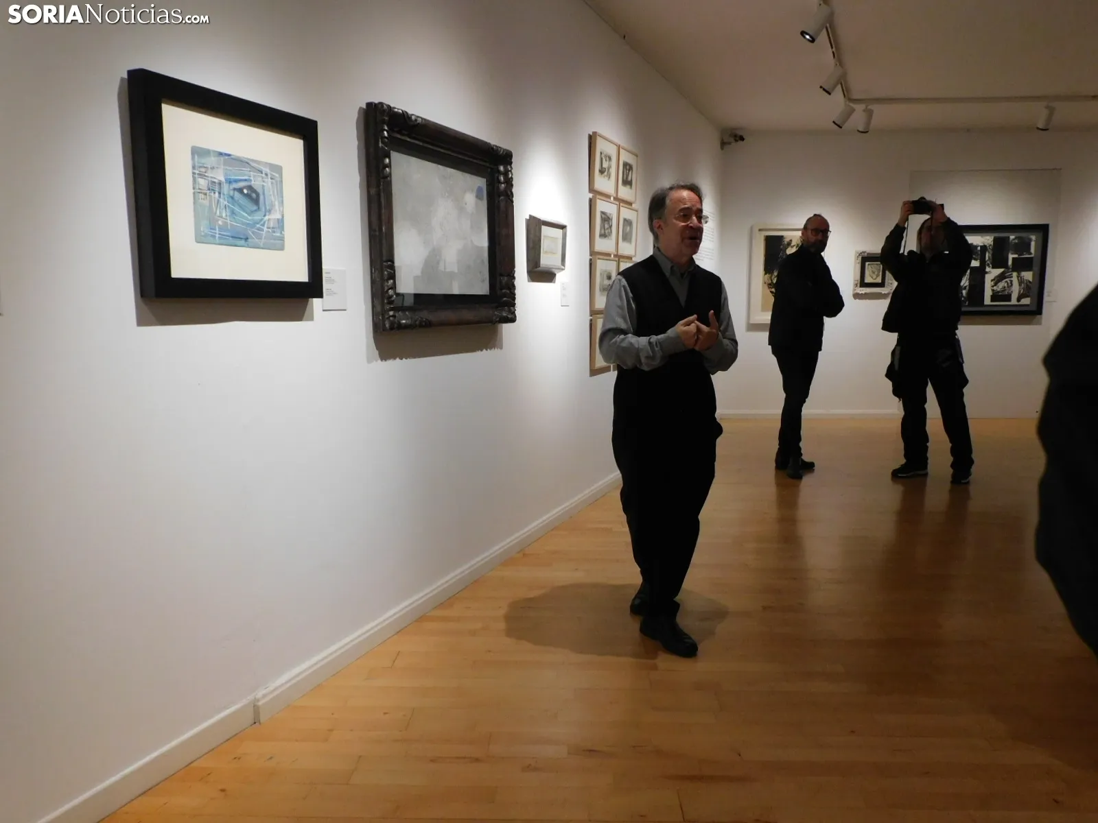 Una imagen de la apertura de la exposición hoy. /PC
