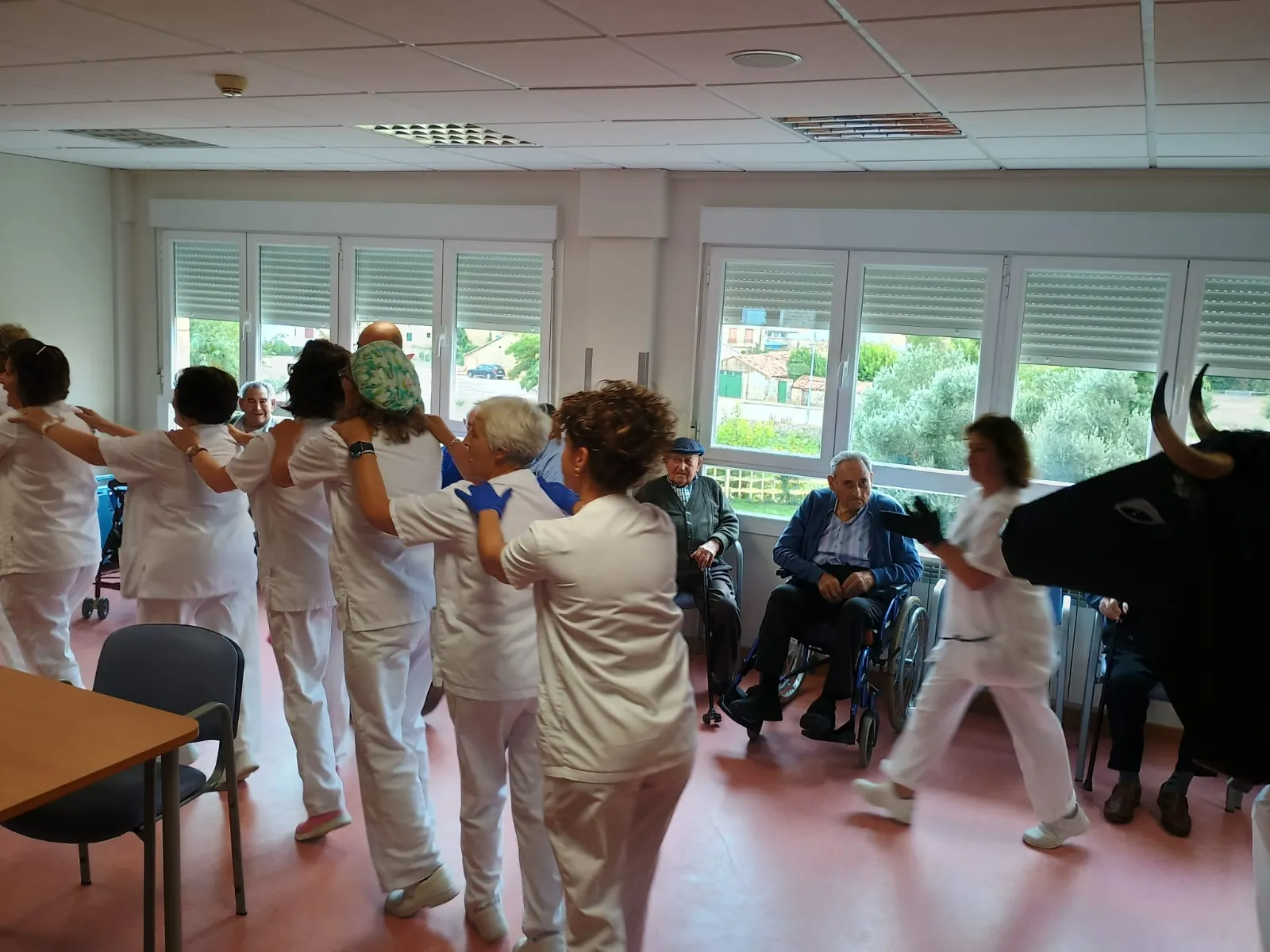 Foto 10 - Los mayores de la residencia Los Milagros de &Aacute;greda celebran San Miguel a ritmo de charanga