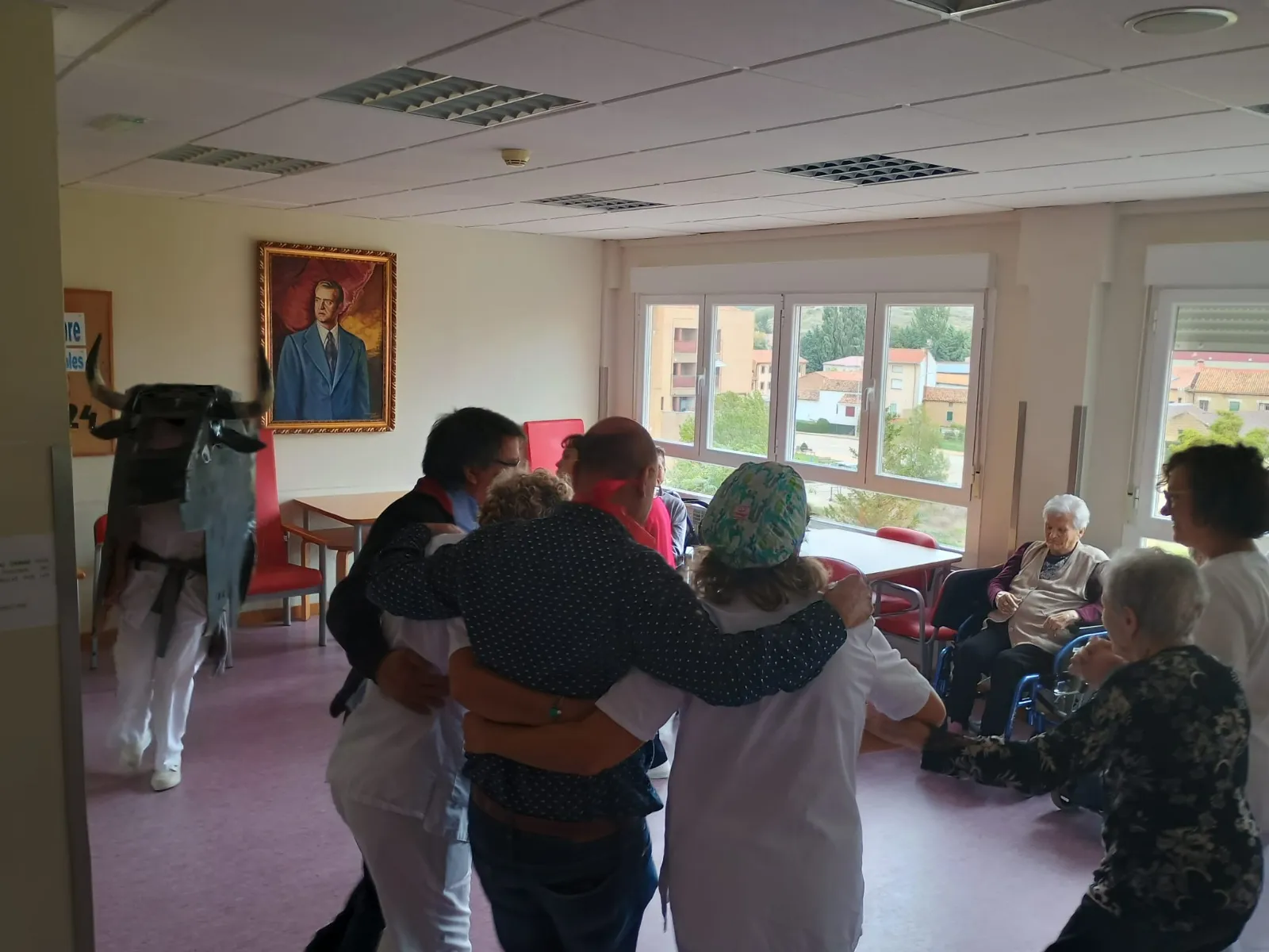 Foto 7 - Los mayores de la residencia Los Milagros de &Aacute;greda celebran San Miguel a ritmo de charanga