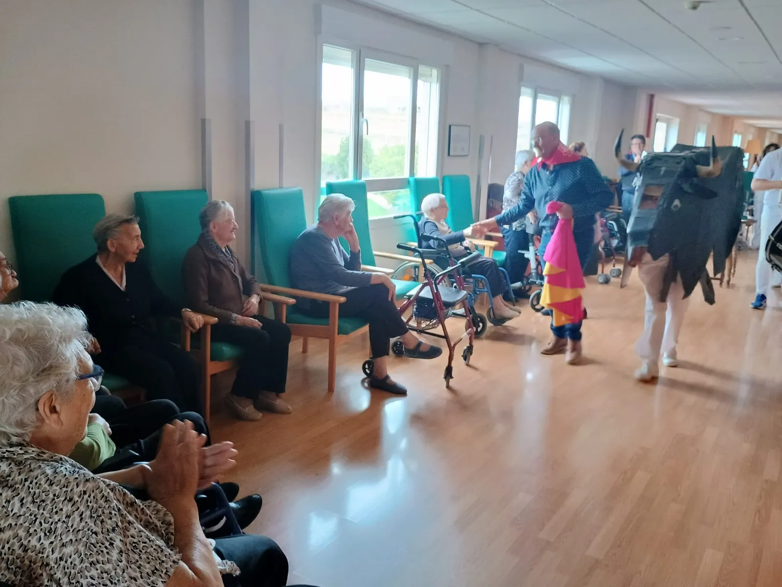 Foto 9 - Los mayores de la residencia Los Milagros de &Aacute;greda celebran San Miguel a ritmo de charanga
