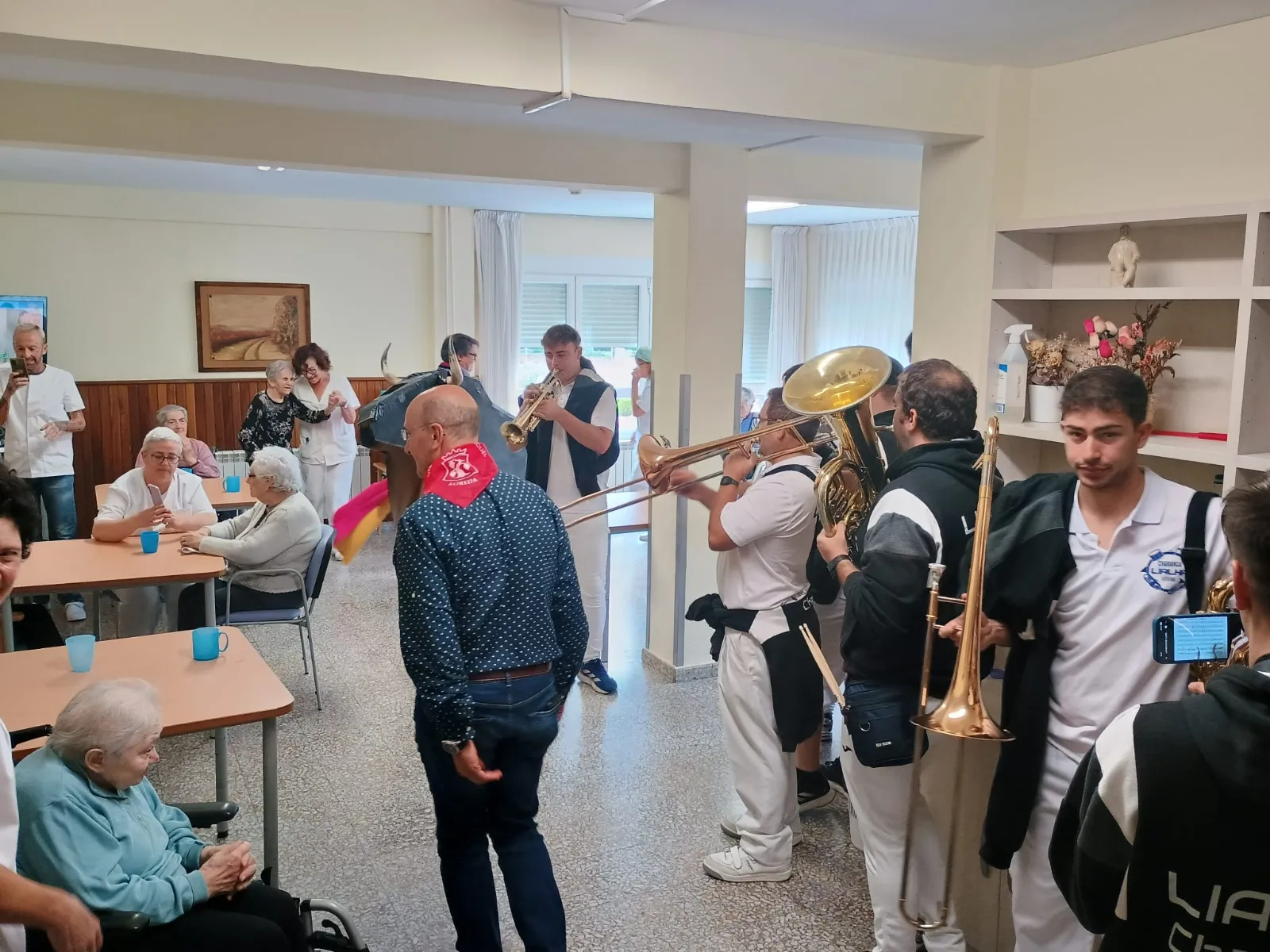 Foto 2 - Los mayores de la residencia Los Milagros de &Aacute;greda celebran San Miguel a ritmo de charanga