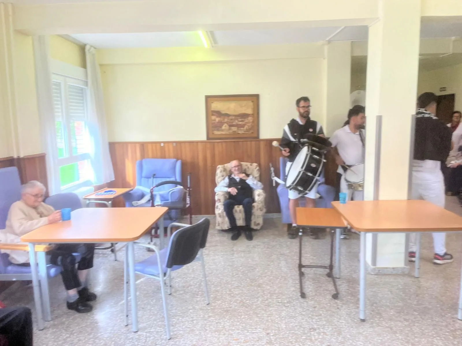 Foto 8 - Los mayores de la residencia Los Milagros de &Aacute;greda celebran San Miguel a ritmo de charanga