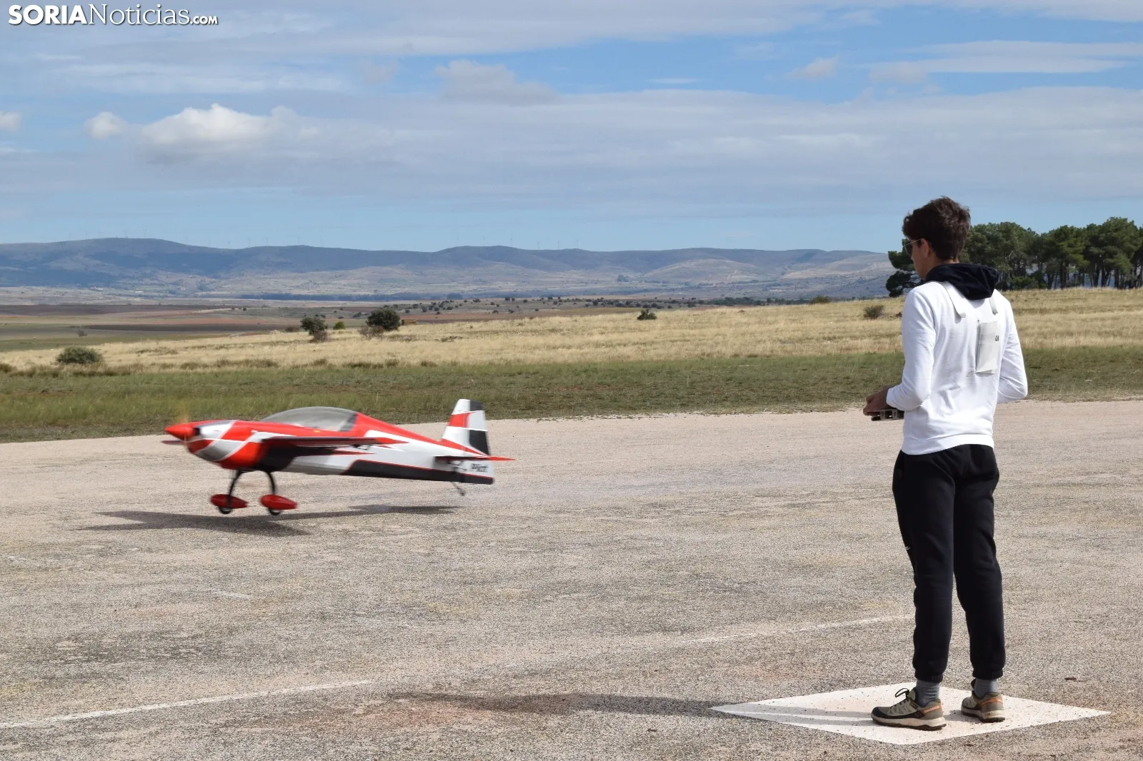Foto 7 - Fotos: Acrobacias en los cielos sorianos con el Festival de Aeromodelismo