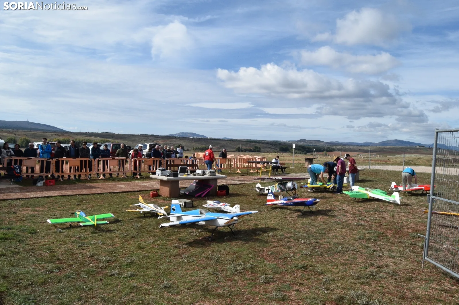 Foto 9 - Fotos: Acrobacias en los cielos sorianos con el Festival de Aeromodelismo