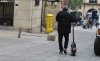 Un varón con un patinete eléctrico en las inmediaciones de la plaza Mayor esta tarde de viernes. /PC