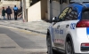 Un coche patrulla de la Policía Municipal de Soria con su agente al fondo. /PC