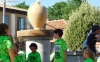 Niños junto a la fuente de Quintana durante una prueba deportiva. /PC