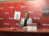 Javier Muñoz, con el informe de fiscalidad municipal hoy en rueda de prensa. SN