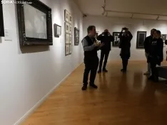 Una imagen de la apertura de la exposición hoy. /PC