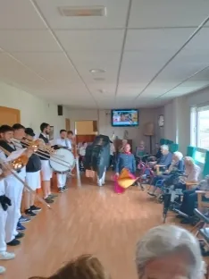 Foto 4 - Los mayores de la residencia Los Milagros de &Aacute;greda celebran San Miguel a ritmo de charanga