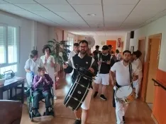 Foto 3 - Los mayores de la residencia Los Milagros de &Aacute;greda celebran San Miguel a ritmo de charanga