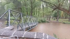 Imagen de la pasarela parcialmente hundida. /SN