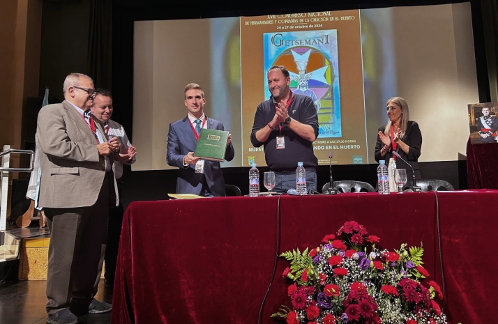 El hermano mayor de la cofradía soriana (3º izda.) durante la entrega del libro de actas.