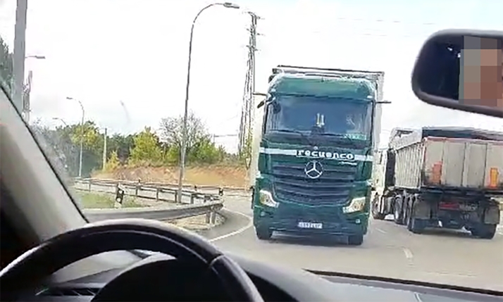 VIDEO | Un camión, pillado cuando circulaba en dirección contraria por la rotonda del Caballo Blanco