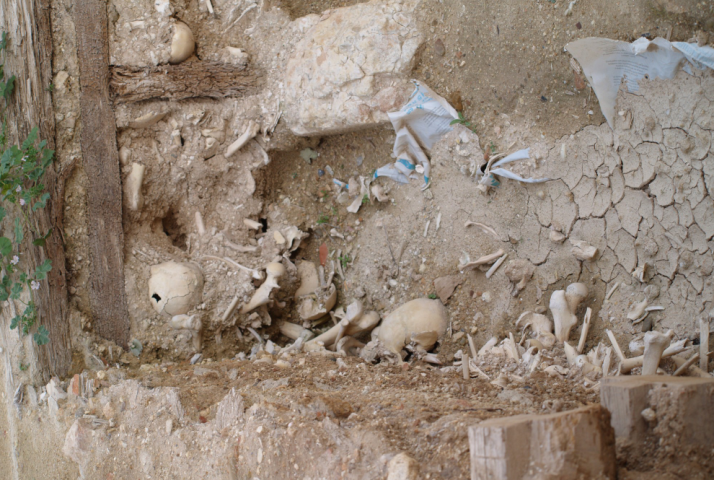 La Asociación Alcozar denuncia el entierro de los restos de sus antepasados en una ladera de la localidad