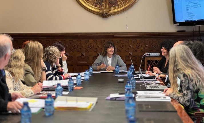 La Diputación establece un protocolo para proteger los derechos LGTBI+ y prevenir el acoso laboral