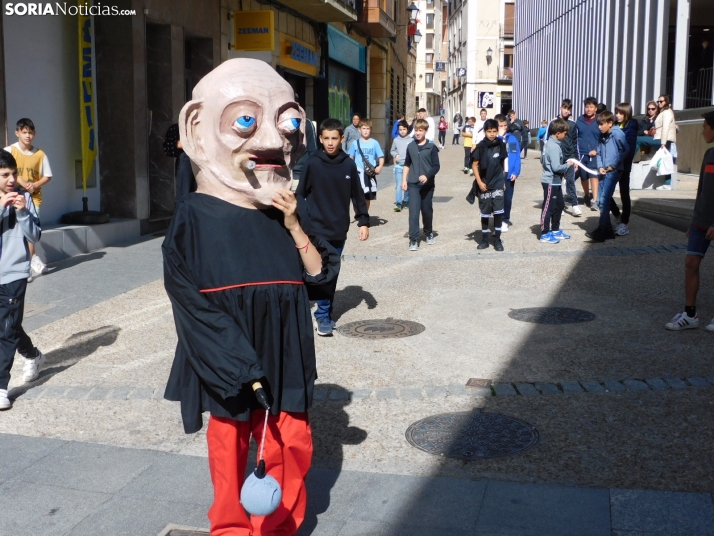 Fotos: Los gigantes y cabezudos se dan un ba&ntilde;o de masas en la &uacute;ltima ma&ntilde;ana de San Saturi