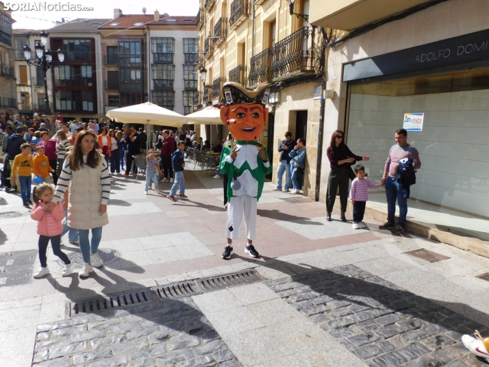 Fotos: Los gigantes y cabezudos se dan un ba&ntilde;o de masas en la &uacute;ltima ma&ntilde;ana de San Saturi