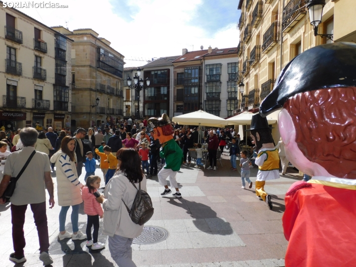 Fotos: Los gigantes y cabezudos se dan un ba&ntilde;o de masas en la &uacute;ltima ma&ntilde;ana de San Saturi