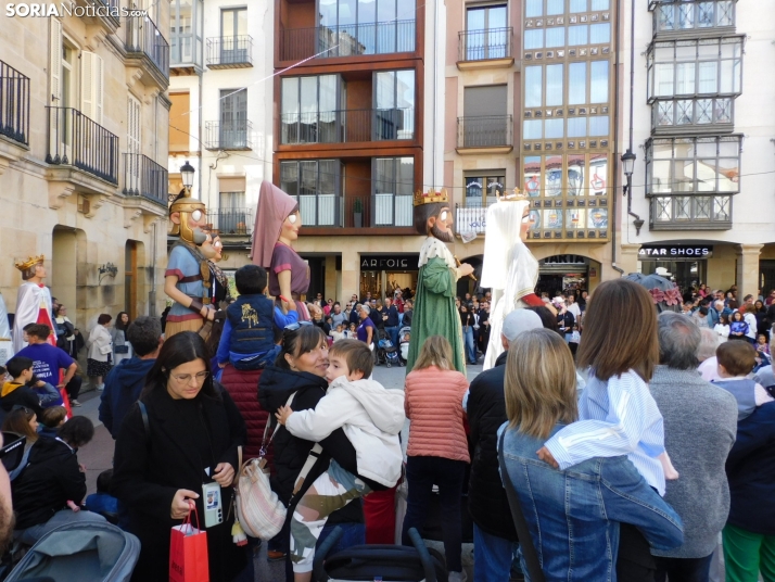 Fotos: Los gigantes y cabezudos se dan un ba&ntilde;o de masas en la &uacute;ltima ma&ntilde;ana de San Saturi