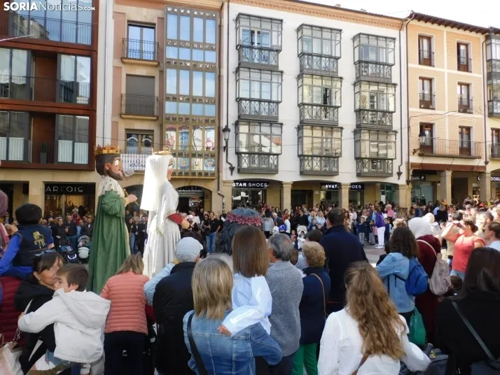 Fotos: Los gigantes y cabezudos se dan un ba&ntilde;o de masas en la &uacute;ltima ma&ntilde;ana de San Saturi